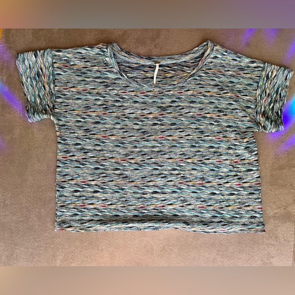 Free People Women’s Size Medium Rainbow Wave Blue Green Boxy Cropped Tee Blouse - Picture 3 of 8